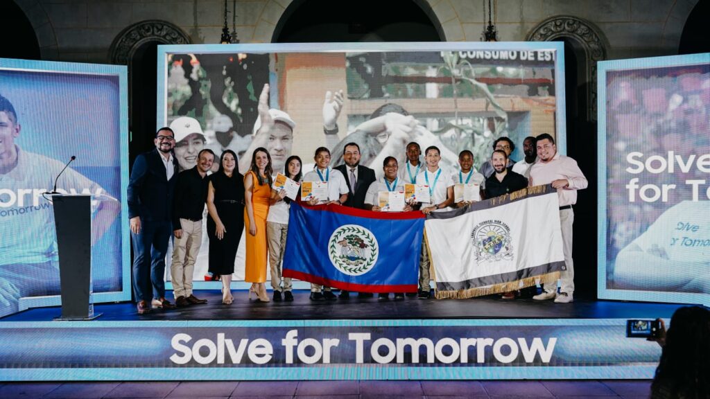 Equipo de Costa Rica logra su tercera victoria de SolveforTomorrow con su solución para un futuro sostenible