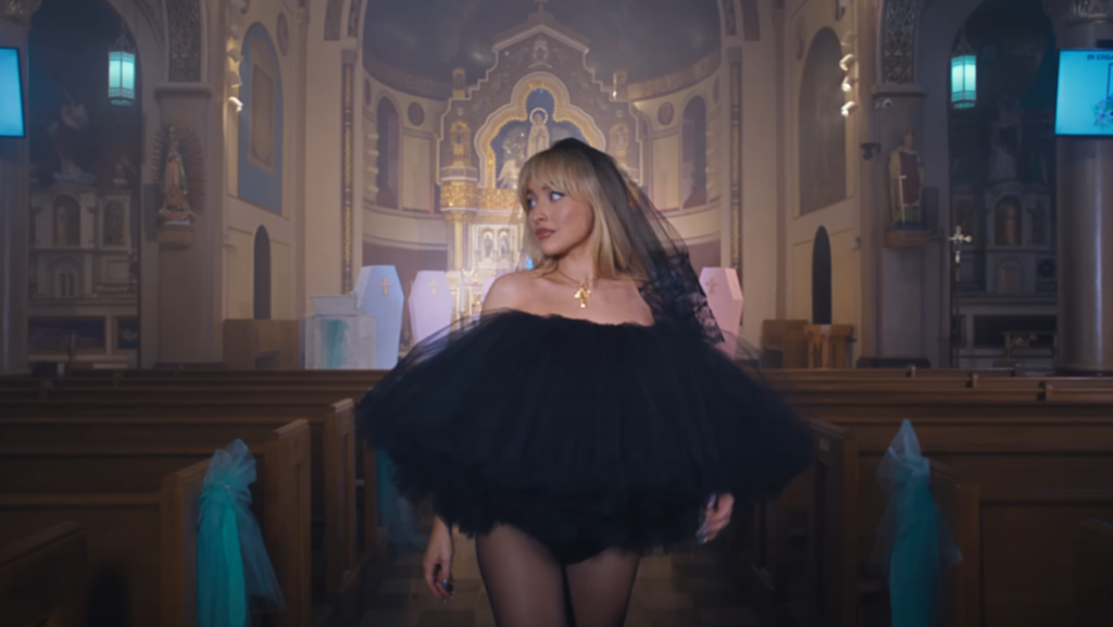 Destituyen a sacerdote por permitir que Sabrina Carpenter grabe un videoclip en su iglesia