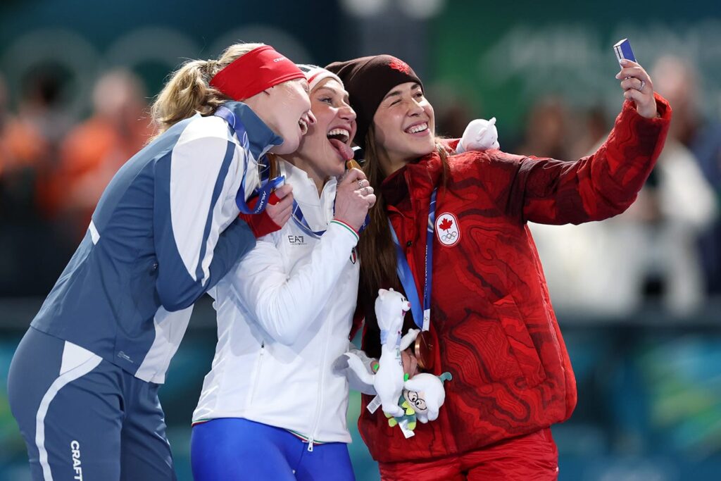 Selfie de la victoria: un momento icónico en el podio (y cultural) comienza su nuevo capítulo en Milano Cortina 2026