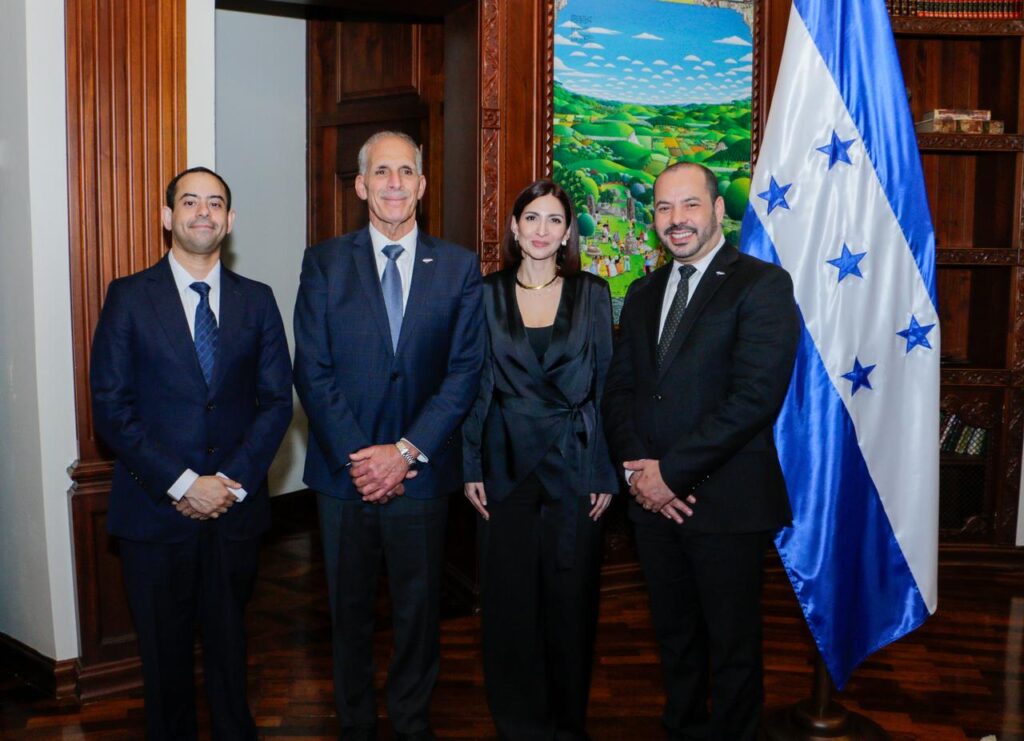 Presidente Asfura juramenta más funcionarios en la CNBS y Banadesa