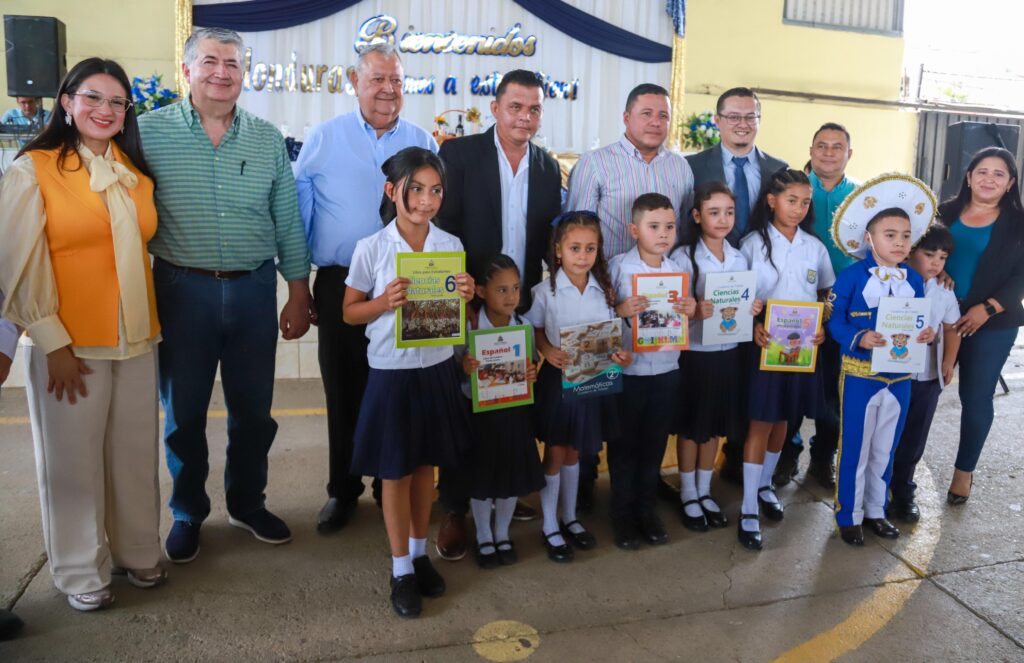 Presidente Asfura impulsa entrega de 3,690 textos escolares en Danlí