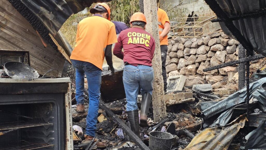 CUERPO DE BOMBEROS ATIENDE VORAZ INCENDIO