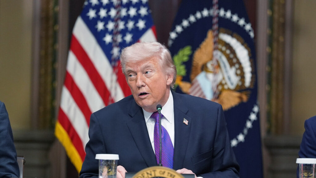 En una escala del 1 al 10, Trump califica los ataques contra Irán con un 15