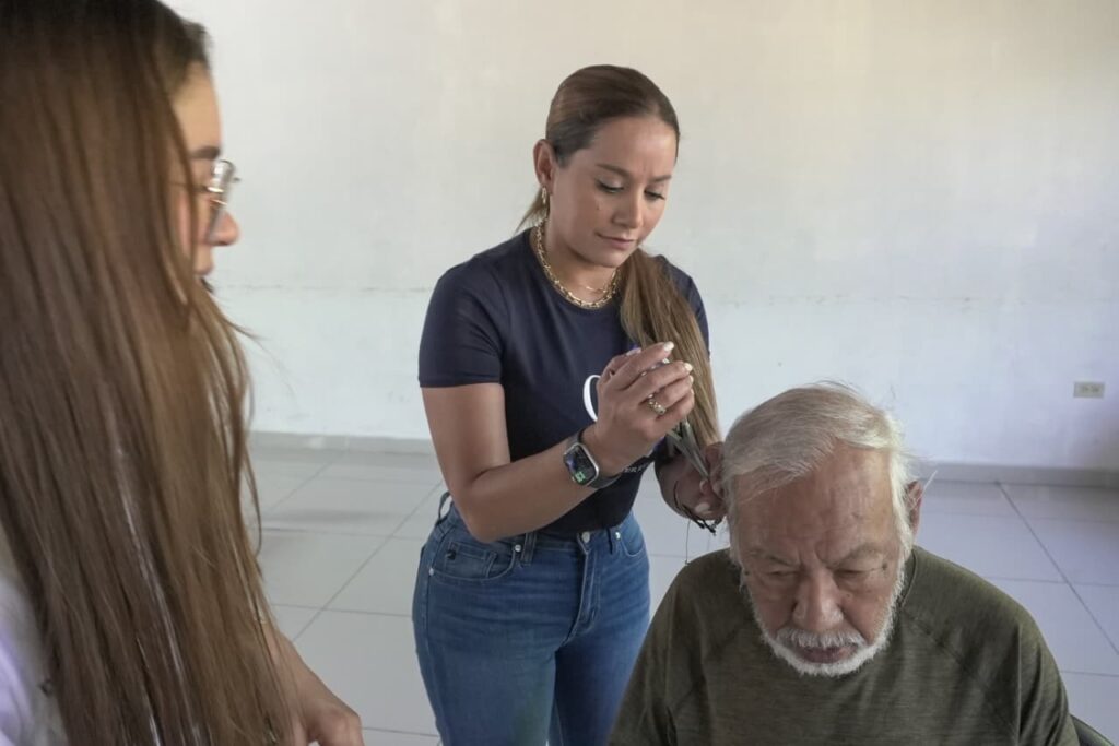 CN entrega prótesis auditivas a 35 niños y adultos de zona sur