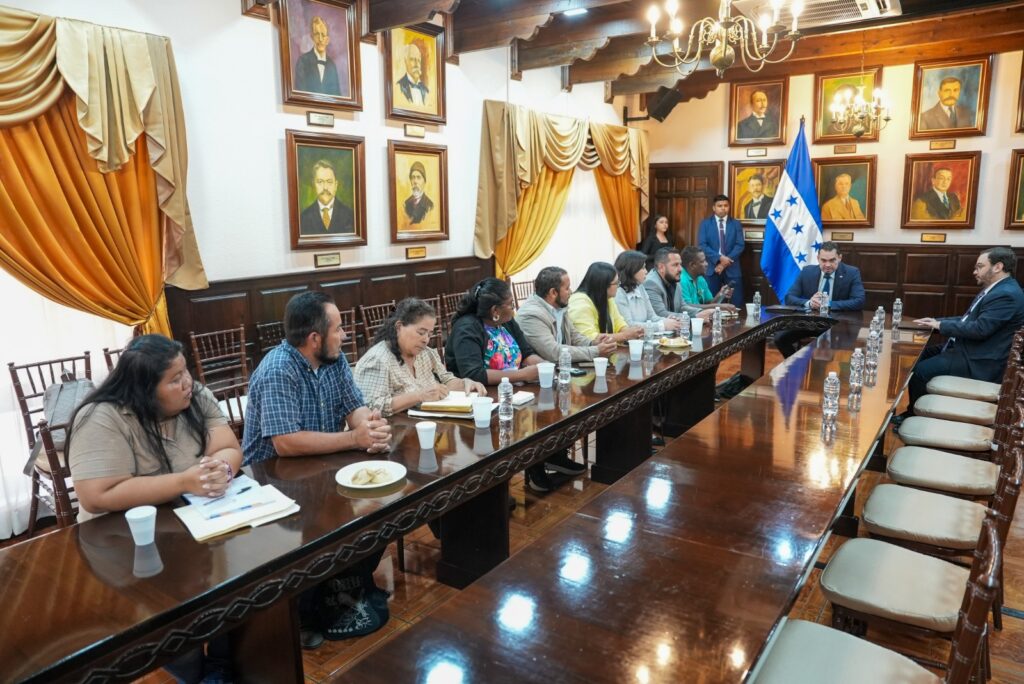 Presidente del CN escucha demandas de afectados por Koriun Inversiones