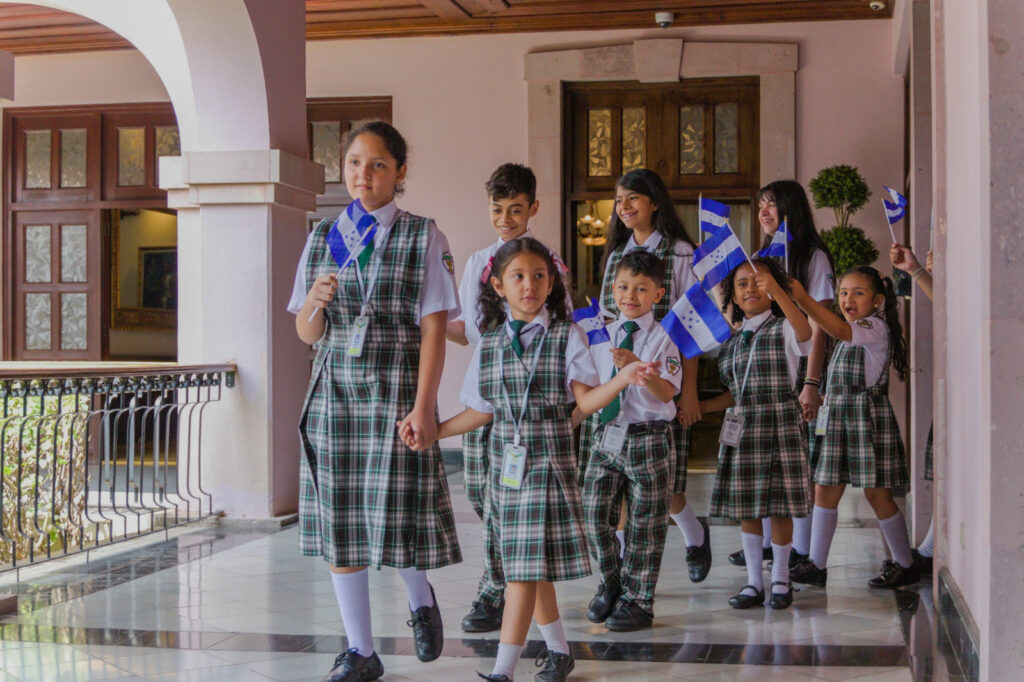 Estudiantes del Centro Educativo Shemá oran por Honduras en su visita a Casa Presidencial