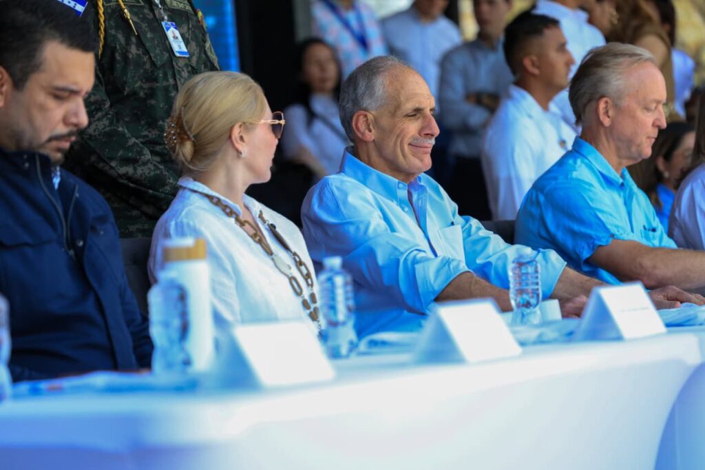 Pareja presidencial da el ejemplo y se vacunan en inicio de la Jornada Nacional de Vacunación y Desparasitación 2026