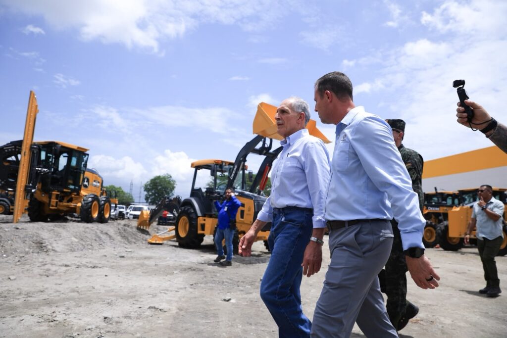 Presidente Asfura supervisa y se sube a la maquinaria que transformará los 298 municipios de Honduras