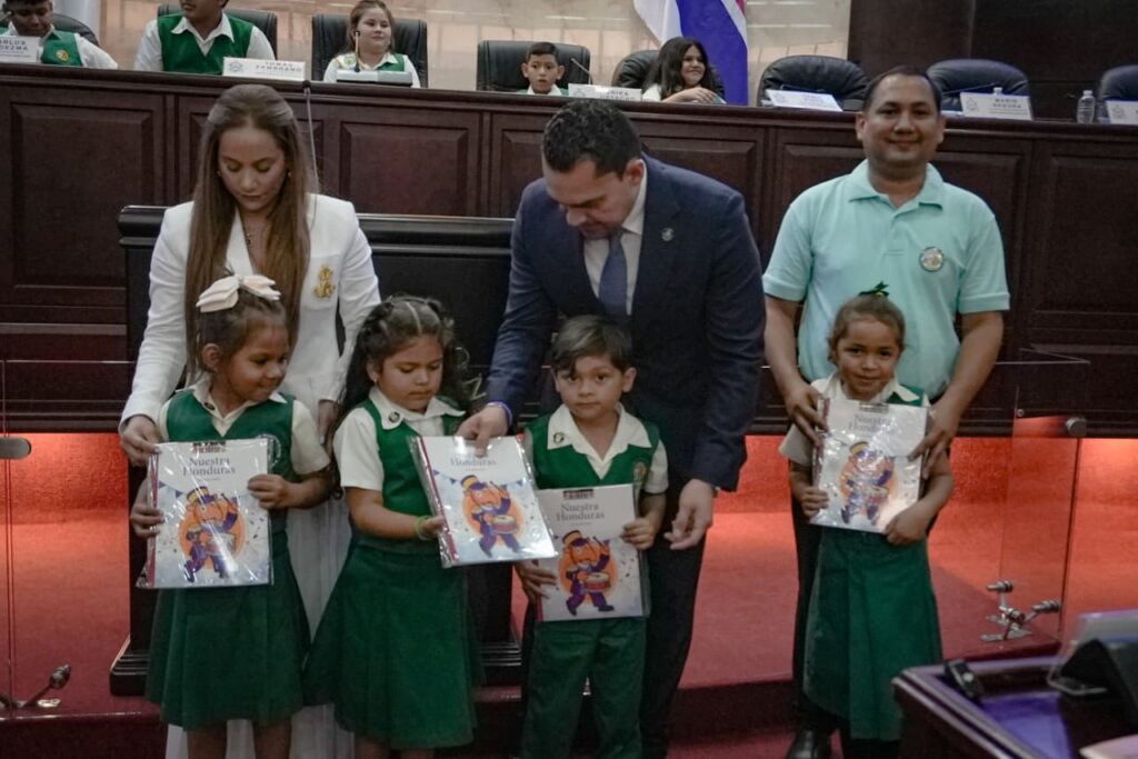 CN recibe a 153 estudiantes del Instituto Bilingüe Santa María de Guadalupe de Nacaome