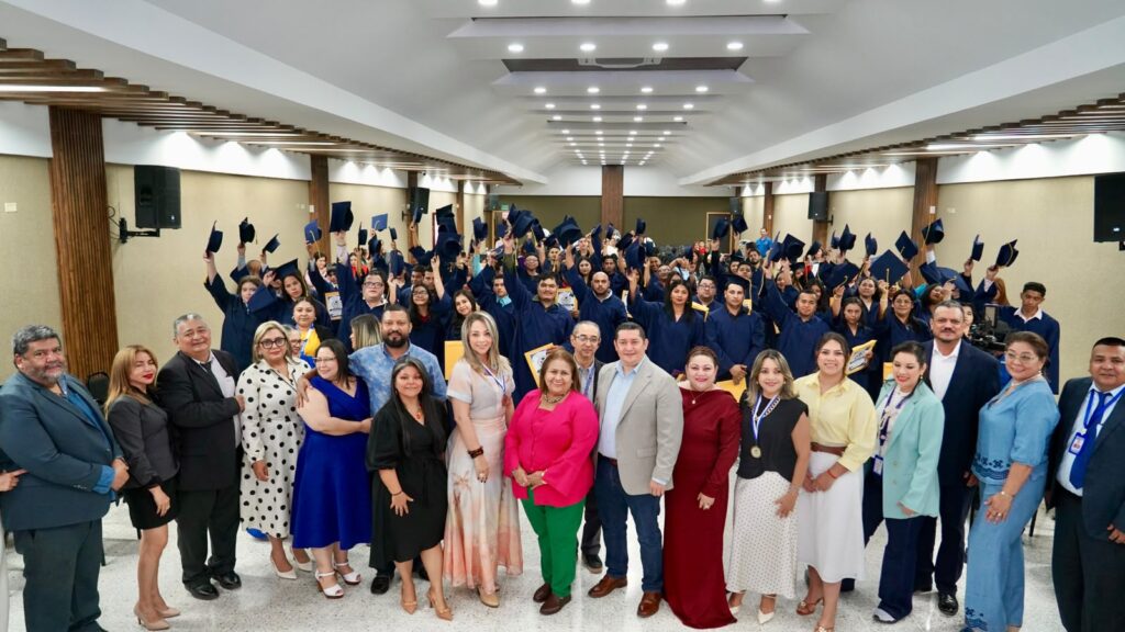 Gobierno entrega uniformes, becas y alimentación escolar a estudiantes de Nuevos Juncales Santa Lucía, FM