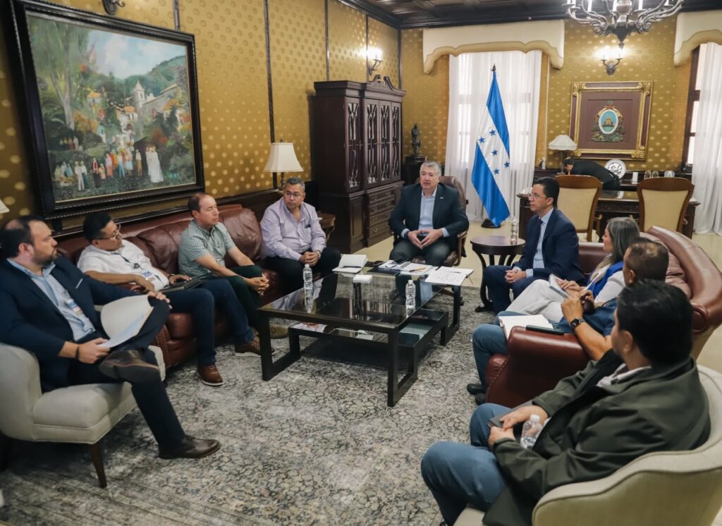 Gobierno del presidente Asfura, productores e industriales de palma africana abordan temas clave para ampliar mercados internacionales