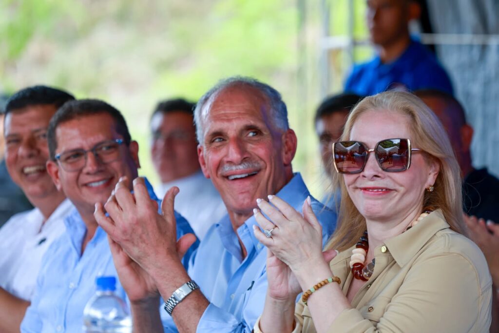 Presidente Asfura y primera dama entregan maquinaria y anuncia licitación de obras viales para Intibucá
