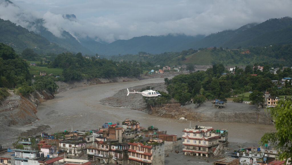 El cruce fronterizo entre China y Nepal, antes y después del deslave mortal