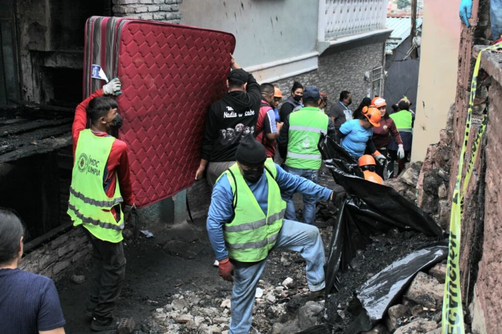 Alcaldía brinda asistencia a familias afectadas por incendio que destruyó seis viviendas en la colonia San Martín