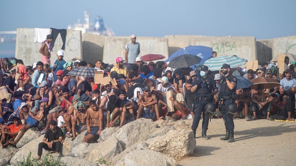 Felipe VI pide ante Macron más contribución a la UE tras la «inaceptable intrusión masiva» en Ceuta