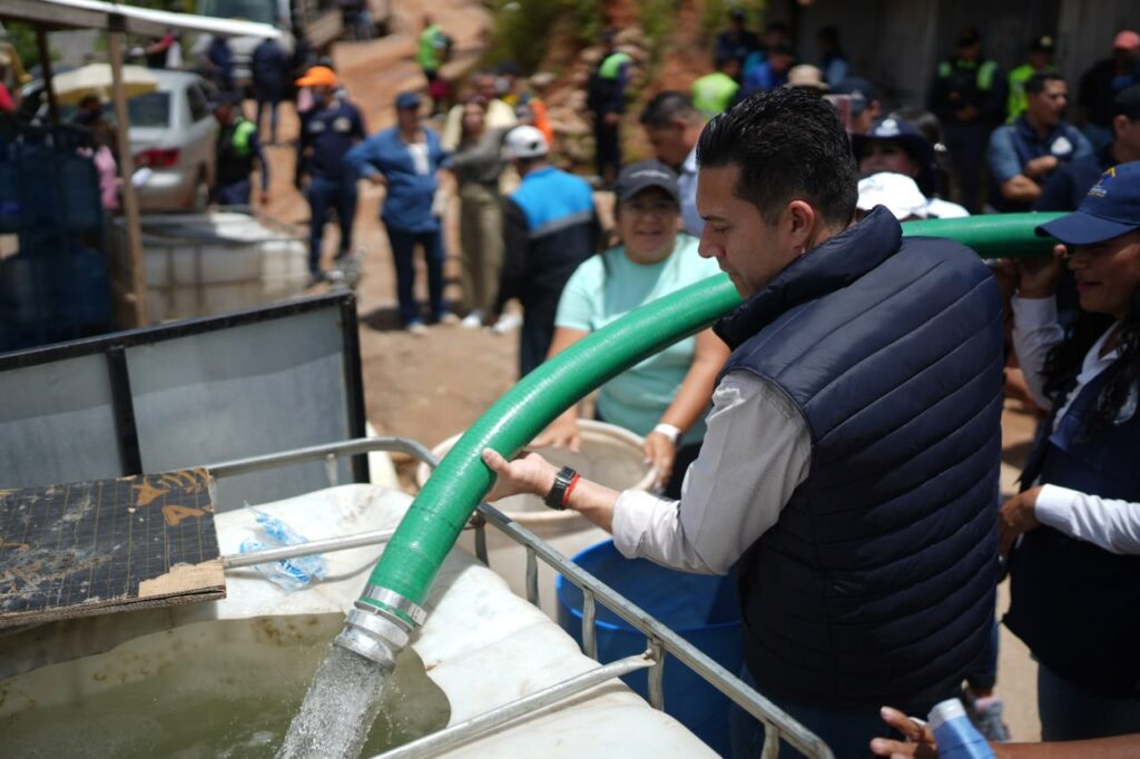 AMDC ejecuta operativo masivo de limpieza, fumigación y entrega de agua en Los Pinos para proteger del dengue a más de 4,700 habitantes