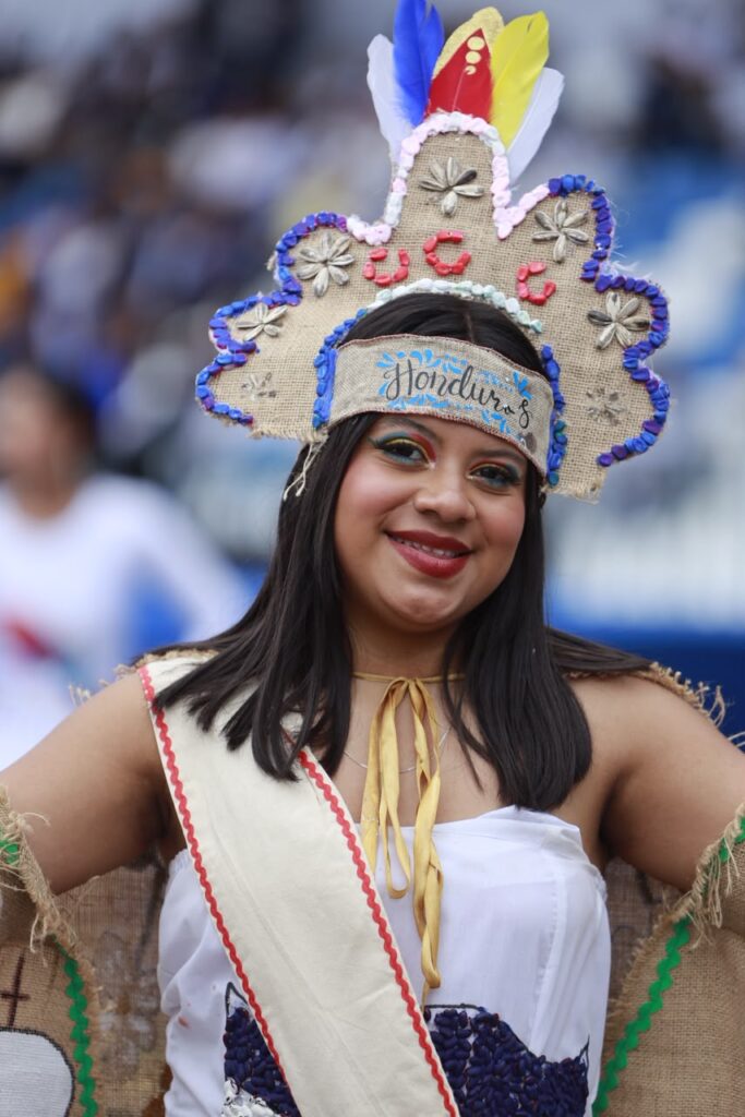 Bajo la lluvia, estudiantes mantienen vivo el fervor patrio en celebración del 15 de Septiembre en Tegucigalpa