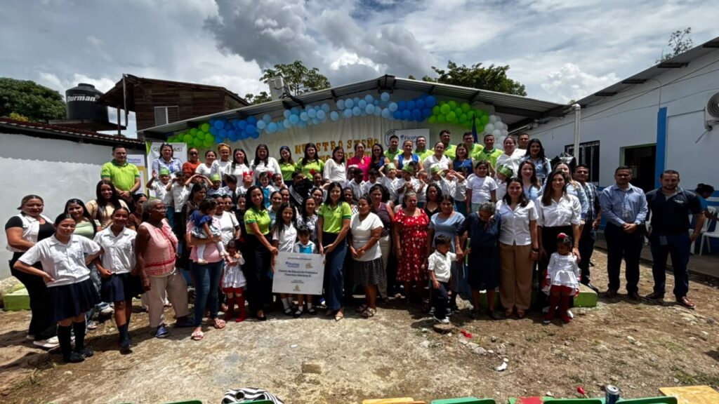 Gracias a los clientes de Supermercados La Colonia y en alianza con Fundación Ficohsa se inauguran en Tocoa el centro educativo número 21 a nivel nacional