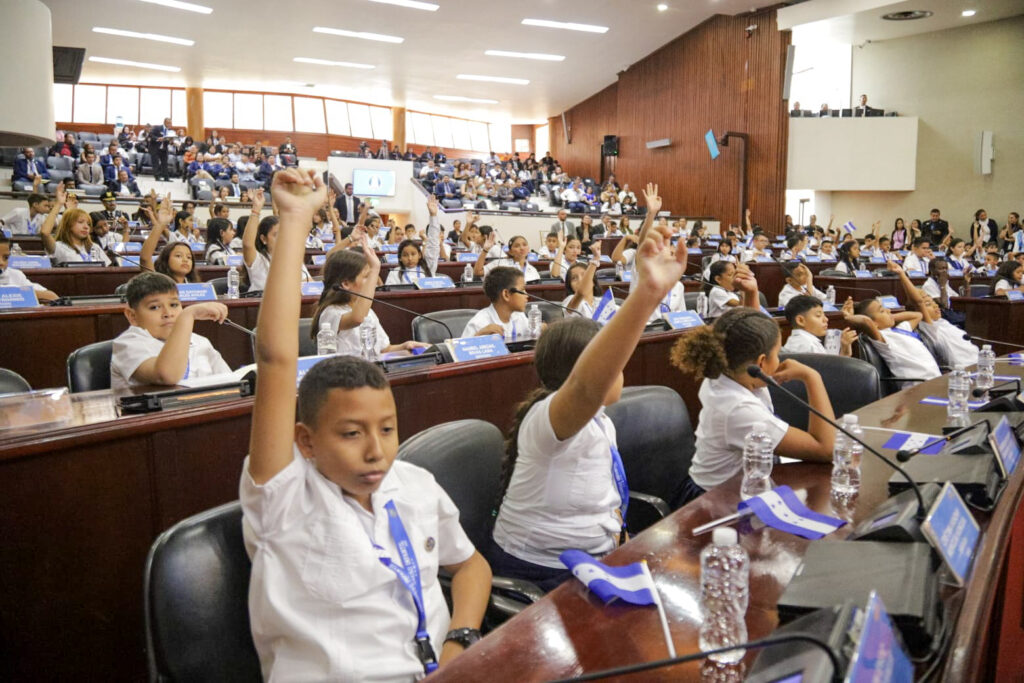Niños elevan su voz en Congreso Infantil para crecer seguros y sin miedo al abuso