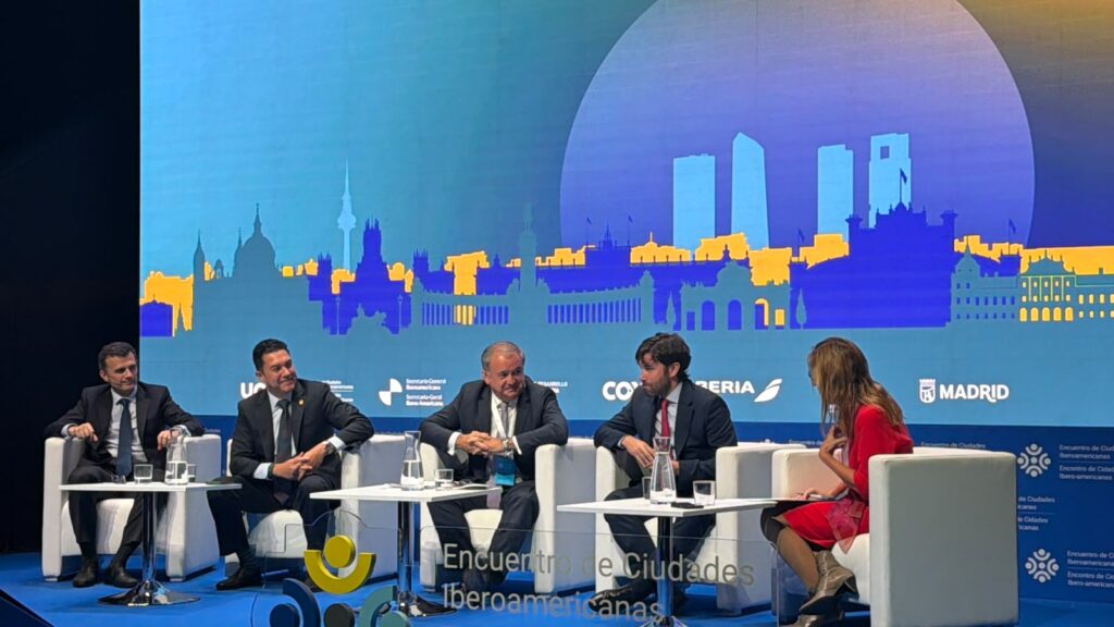 Juan Diego Zelaya expone ante alcaldes iberoamericanos en Madrid su propuesta para transformar la capital con tecnología, inversión y soluciones a la crisis del agua