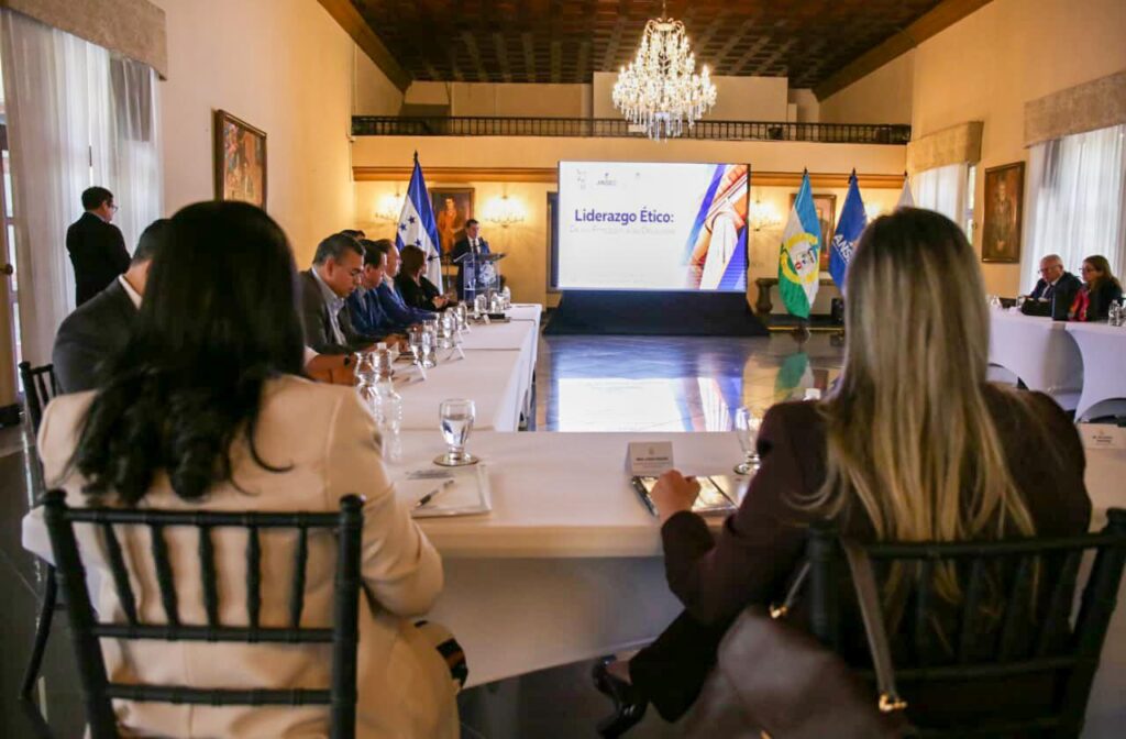 Gobierno del presidente Asfura capacita a funcionarios sobre la conducta ética de los servidores públicos