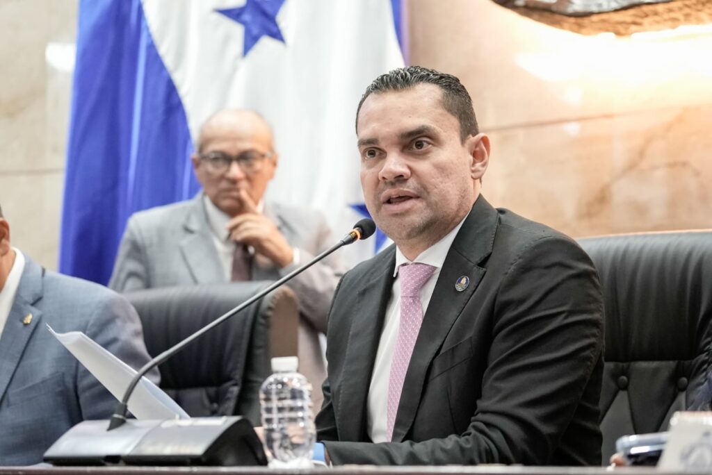 Zambrano presenta iniciativa para derogar artículo y facilitar arreglos en demandas contra Estado