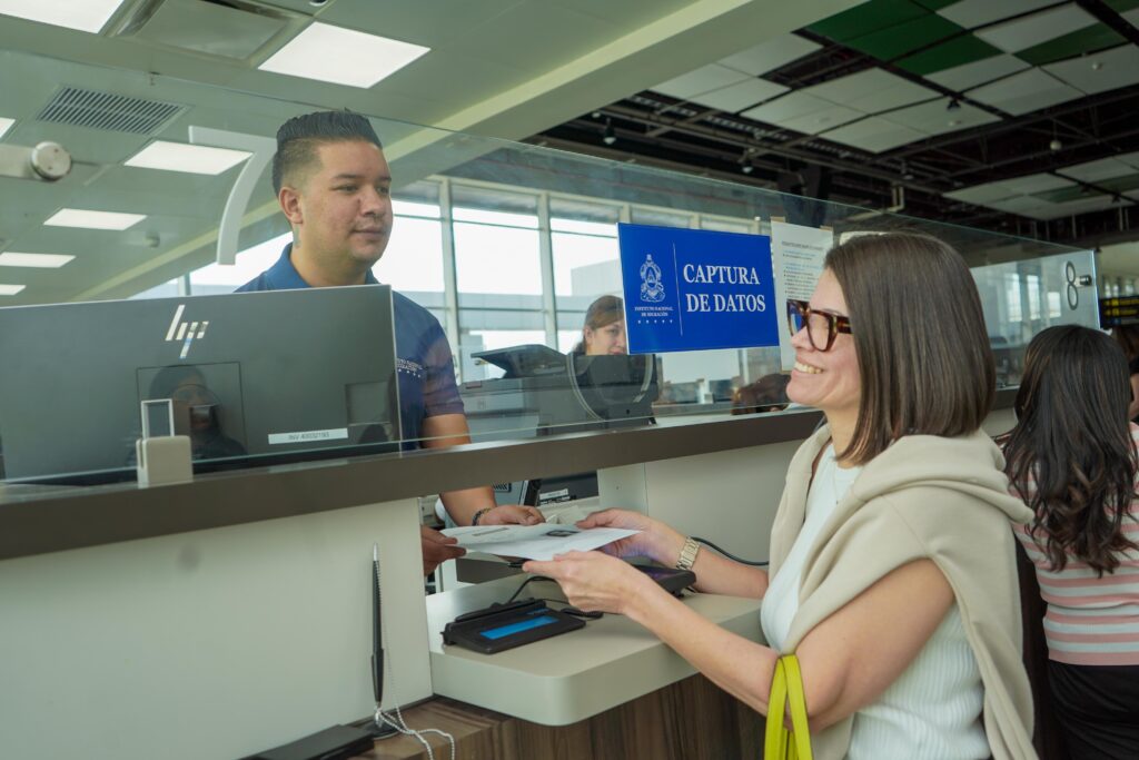 Honduras fusiona tecnología e innovación para emitir pasaportes de urgencia en aeropuertos
